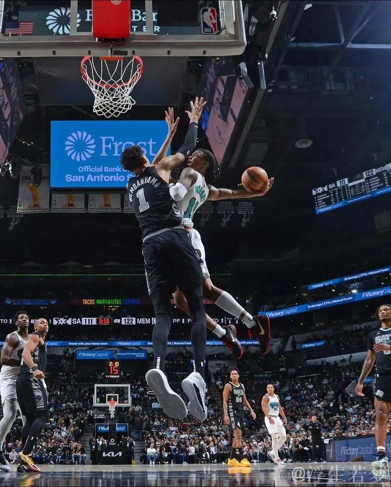 莫兰特单挑文森特 转身跳投精准命中 莫兰特单挑文森特 转身跳投精准命中